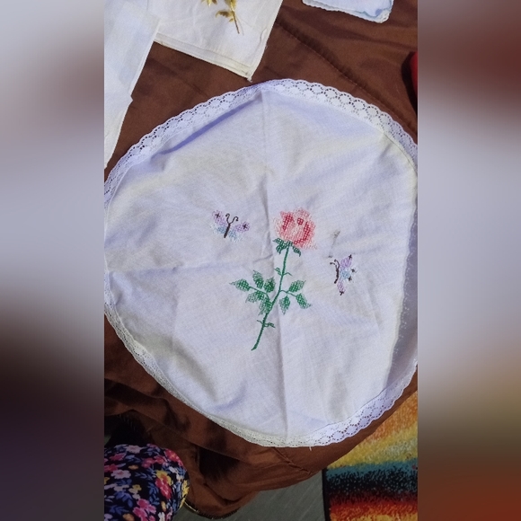 Lot of 20 VTG hand embroidered hankies unbranded. Assorted patterns & materials - Picture 5 of 5